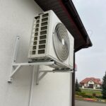 Klimatyzacja w Piotrkowie Trybunalskim – jednostka zewnętrzna zamontowana w budynku mieszkalnym.