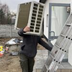 Montaż jednostki zewnętrznej klimatyzatora na elewacji domu w Przysusze – Tedam.